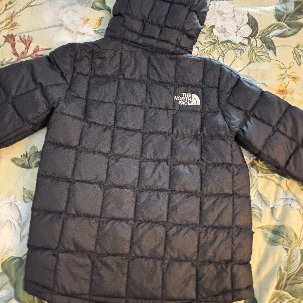 The North Face Thermoball jacket Boys S/P, 7/8 Black - Picture 8 of 14